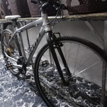 Vélo Scott à Agadir, vue de trois quarts du cadre et de la roue avant.