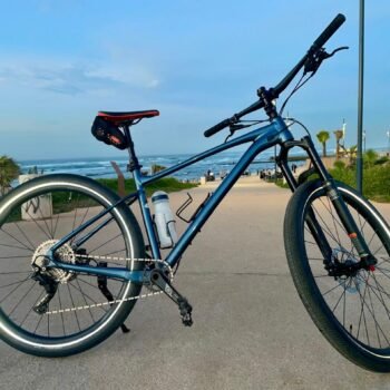 Giant Fathom 29 2, vue de profil en extérieur.