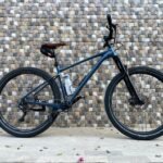 Giant Fathom 29 2 bleu, vue de profil du VTT à Casablanca.