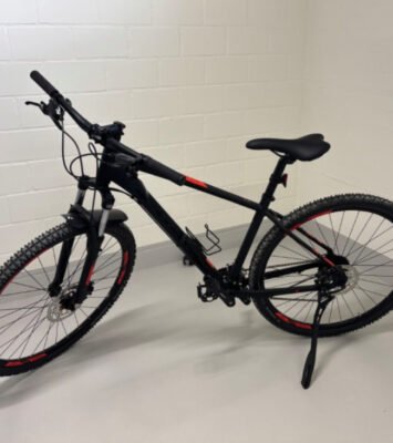 Vélo Stoke noir et rouge – Très bon état mars 7, 2026