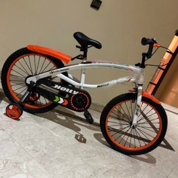 Vélo enfant neuf, vue de trois quarts avec roues stabilisatrices.