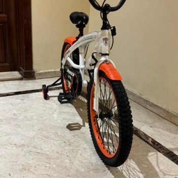 Vélo enfant neuf, vue de face du guidon et du garde-boue orange.
