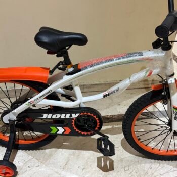 Vélo enfant neuf, détail de la selle et du cadre blanc.