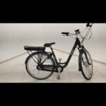 Vélo électrique Sway, vue du cadre bas, du guidon et des roues.
