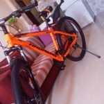 VTT HOAMENG rouge, vue du dessus du guidon et du cadre.