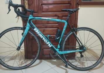 Vélo de route Bianchi Sempre Pro en carbone, couleur Celeste et noir