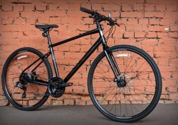Vélo Marin Fairfax 1 2026 noir et orange, roues 700C