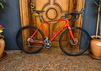 Vélo de route Scott Addict en carbone taille M avec Shimano Tiagra